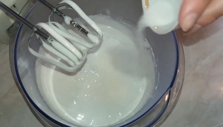 Para preparar el pastel, prepare los ingredientes para la crema.