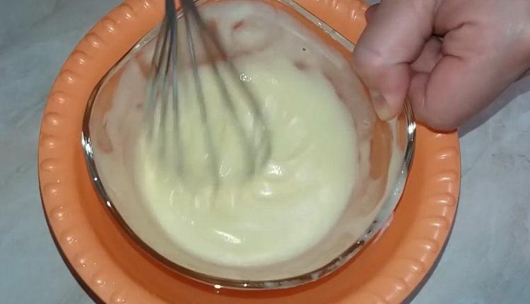 To make a cake, mix the ingredients for the cream