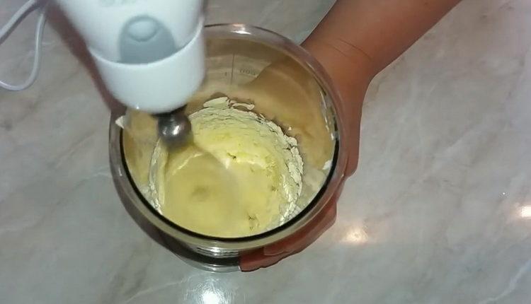 Ajouter du beurre pour faire un gâteau