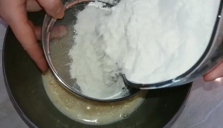 Tamiser la farine pour faire un gâteau