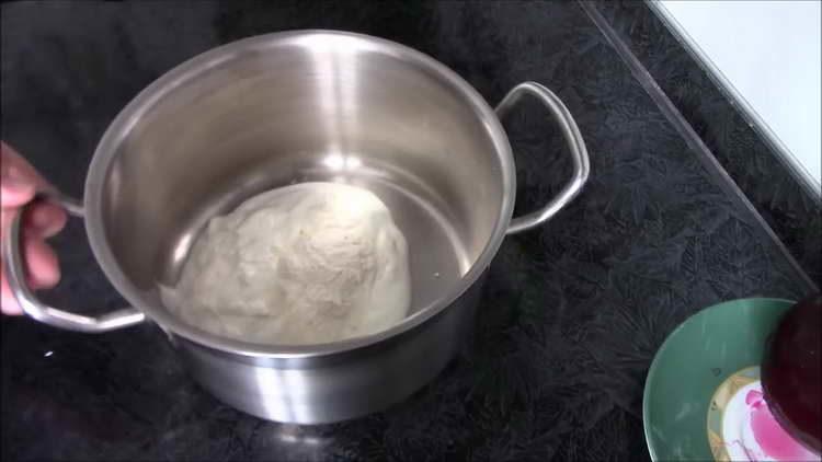 verser la crème sure dans une casserole avec des épices