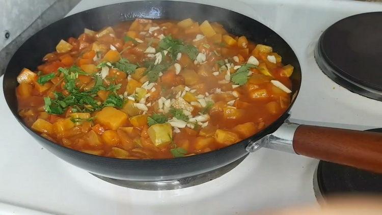 Delicioso guiso de berenjenas guisadas con verduras