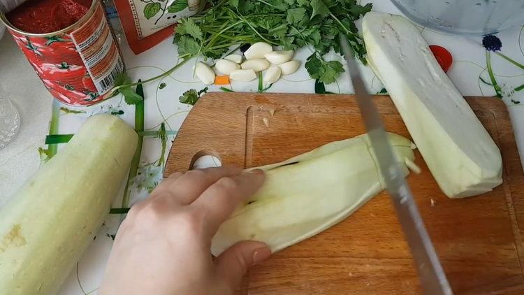 hacher les courgettes et les aubergines