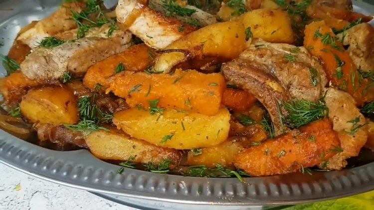 Potiron copieux et savoureux avec de la viande et des pommes de terre - une recette simple