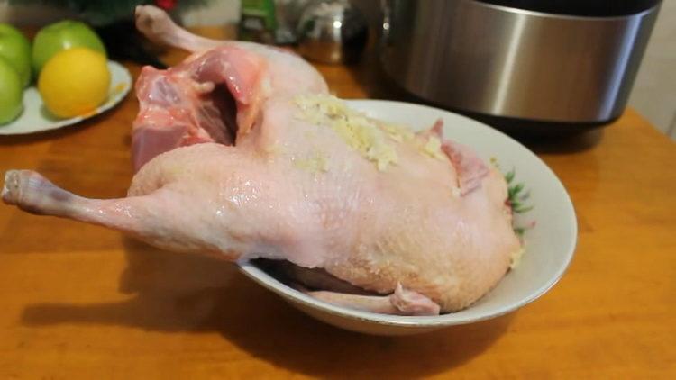 Para preparar el pato, prepare los ingredientes.