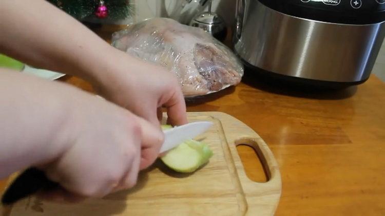 Da biste napravili patku, nasjeckajte jabuke