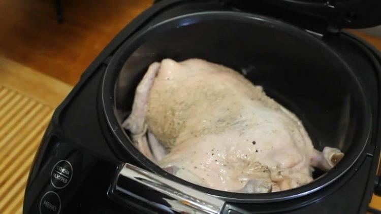 Pon los ingredientes en un tazón para cocinar el pato.