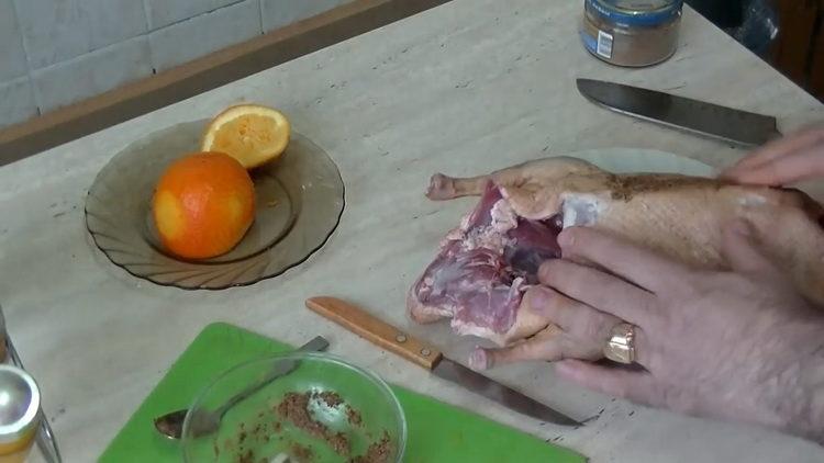 Pour cuisiner, râpez le canard avec des épices