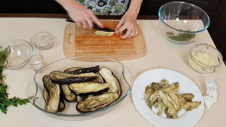 Para cocinar, corta la berenjena