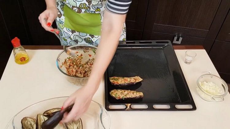 Rellene la berenjena para cocinar.