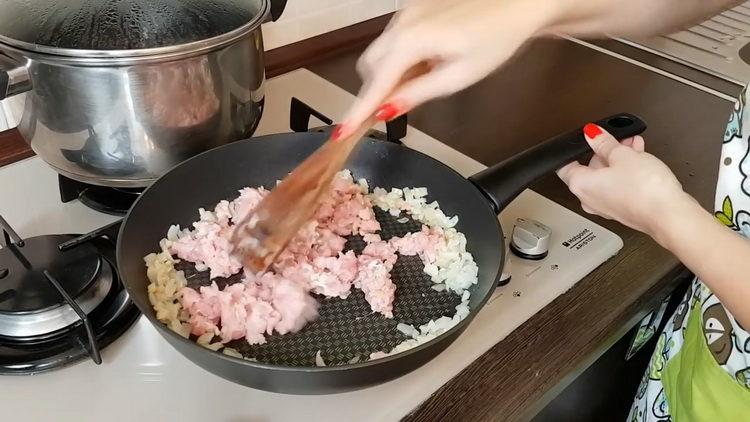 Para cocinar, freír la carne picada.