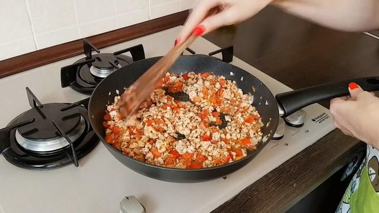 Mélangez les ingrédients pour cuisiner.