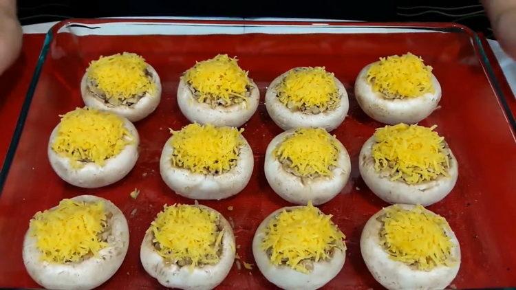 Sprinkle with grated cheese to cook.