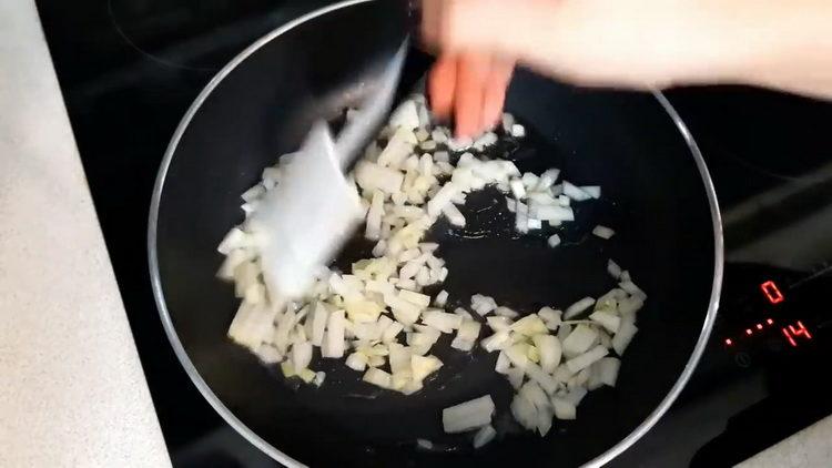 Tostadas, freír las cebollas