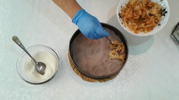 Poner pera rallada para hacer un pastel