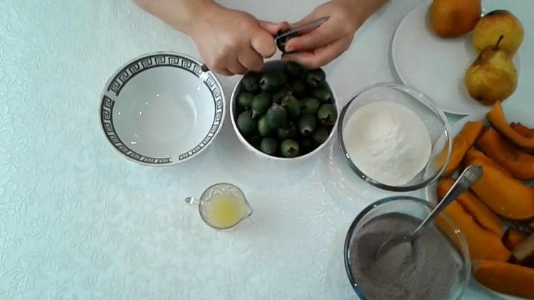 To clean the pie, clear the feijoa