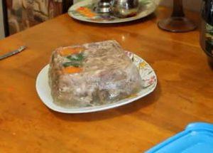 Carne en gelatina en una olla de cocción lenta: una receta paso a paso con una foto