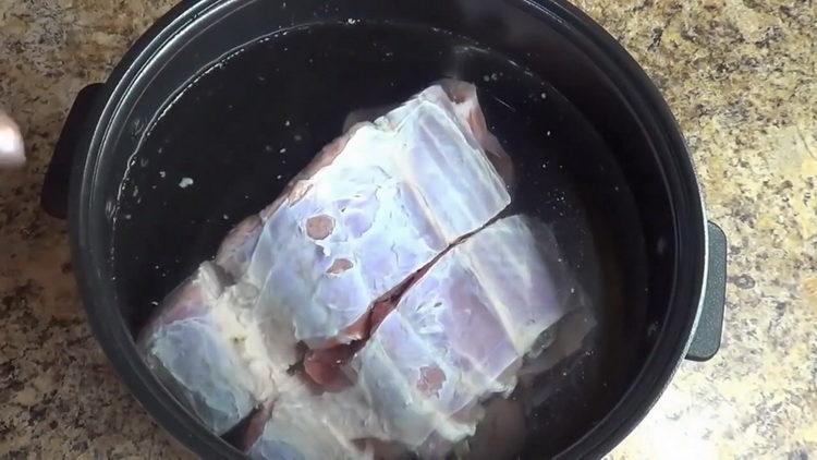 Pour préparer le plat, remplissez la viande avec de l'eau