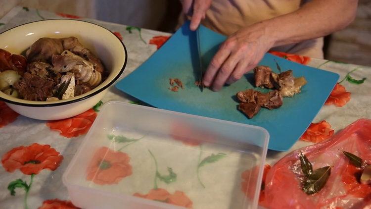 Pour la cuisson, hachez la viande