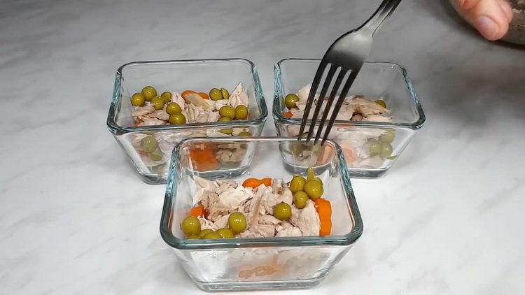 Mettez les ingrédients dans la casserole pour préparer le plat.