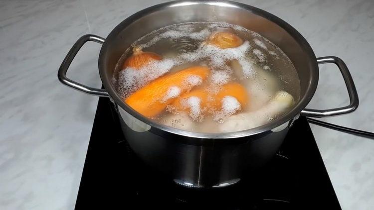 Hervir el caldo para cocinar