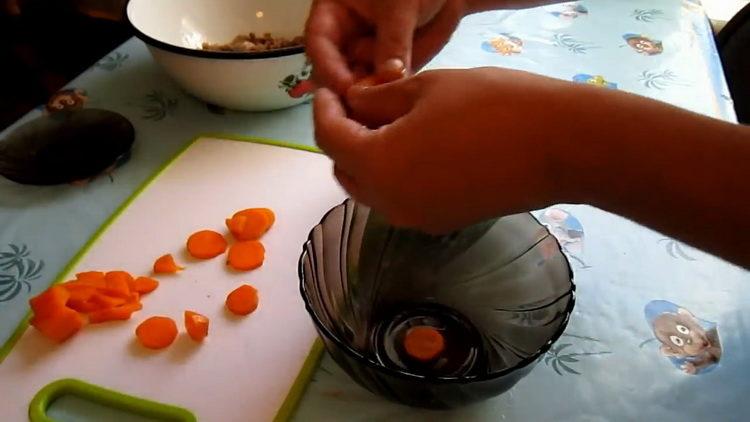 Pour la cuisson, hachez les carottes
