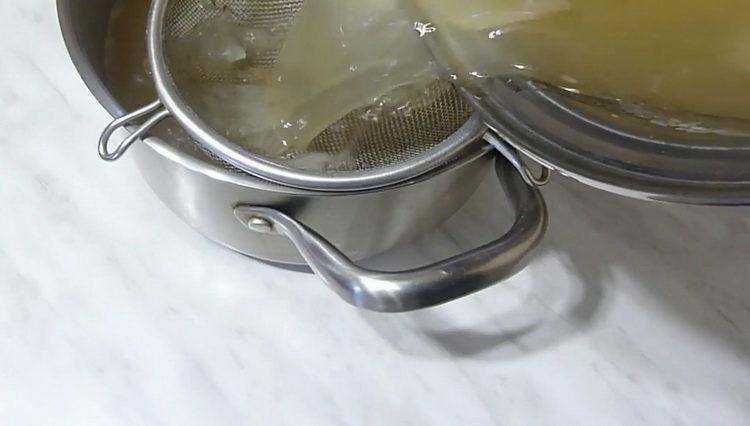 Colar el caldo para cocinar