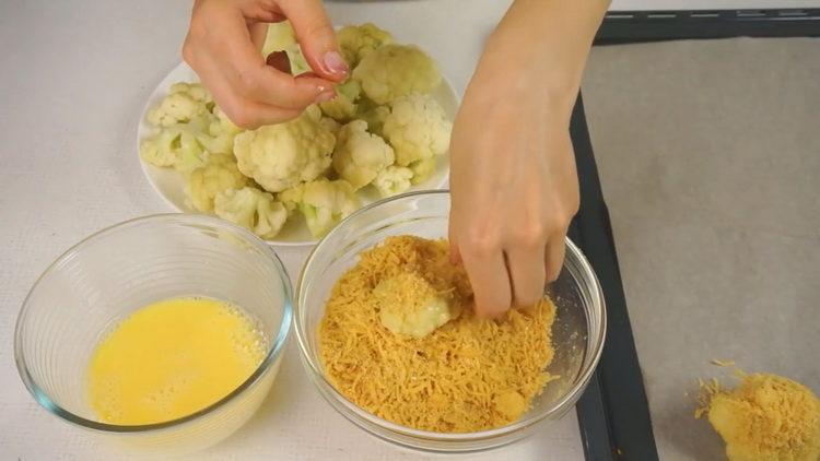 Ilagay ang mga sangkap sa isang baking sheet upang maghanda ng pagkain.