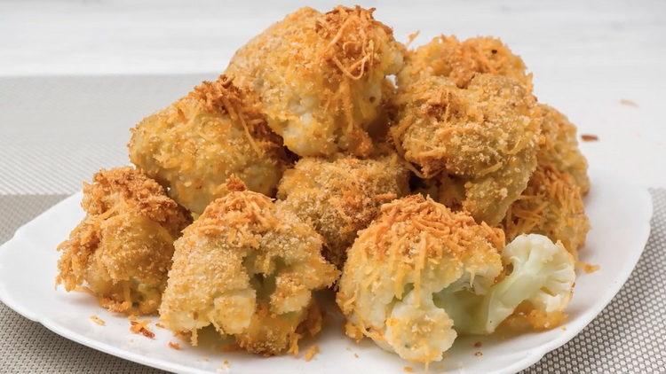 Coliflor rebozada en el horno según una receta paso a paso con foto