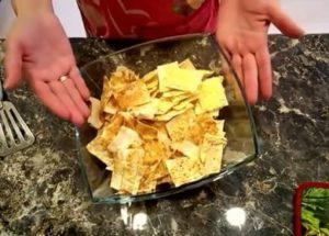 Apprenez à cuisiner des chips pita saines avec du fromage, des herbes, du paprika, juste piquant ou salé, comment les couper, combien de temps pour les faire cuire