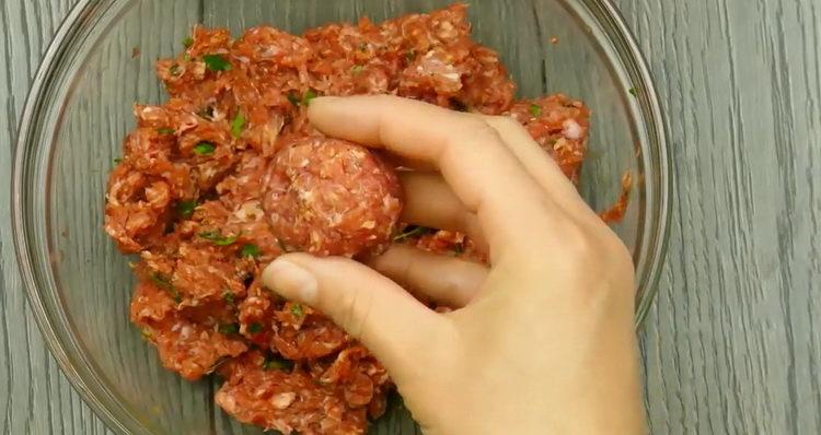 Mettez la viande hachée dans un chapeau pour préparer le plat.