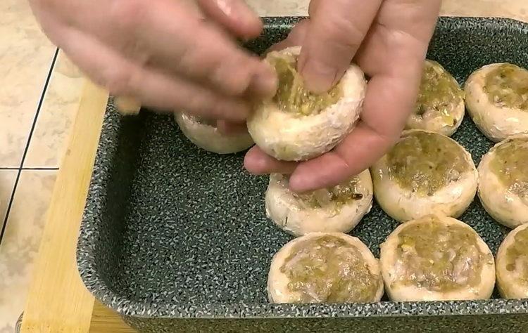 Para cocinar, llena los sombreros