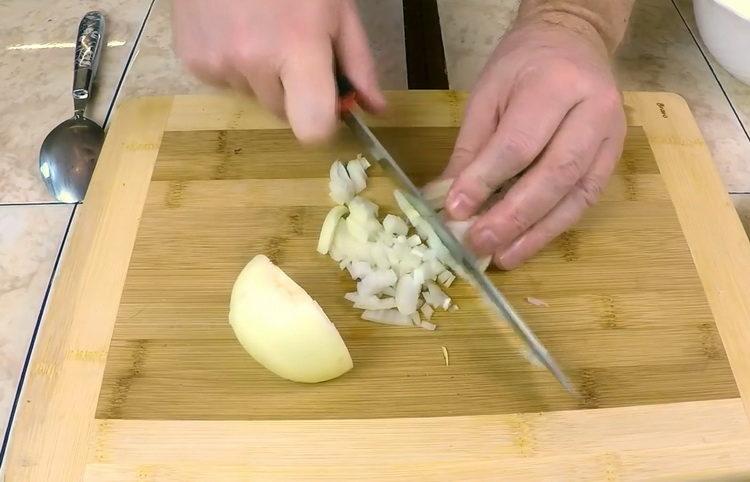 Para preparar el plato, picar la cebolla.