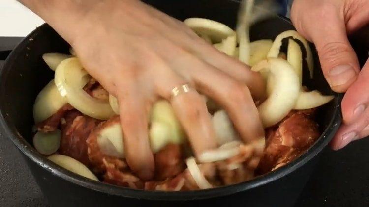 Para preparar el plato, picar la cebolla.