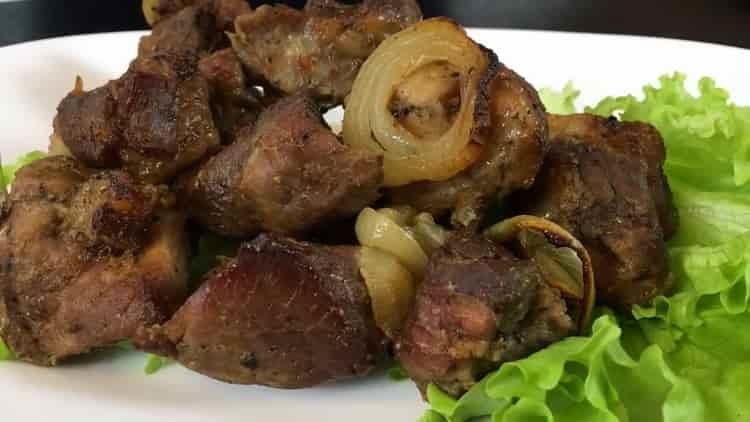 kebab en un horno de cerdo en una bandeja para hornear está listo