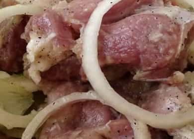 Comment mariner rapidement les brochettes de porc