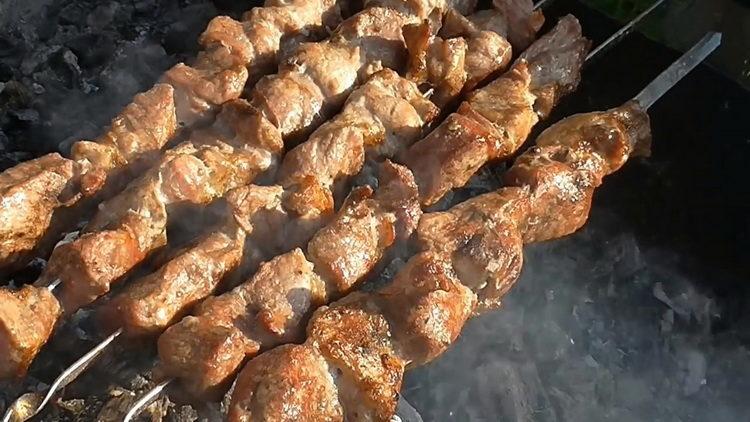 Shish kebab sur de l'eau minérale de porc selon une recette pas à pas avec photo