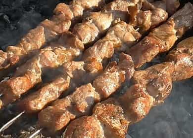Barbecue rapide au porc avec de l'eau minérale - une recette simple et savoureuse