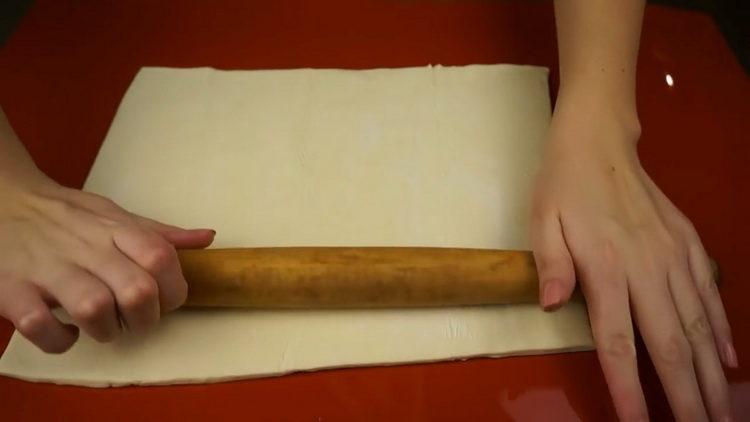 To prepare the strudel roll a layer