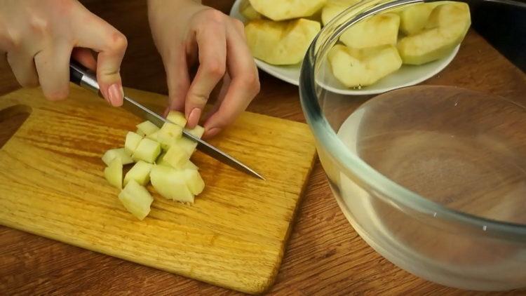 Cut apples to make strudel