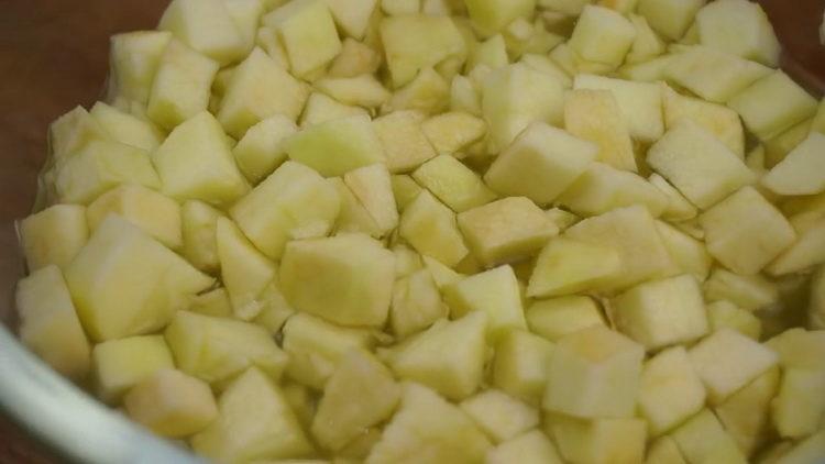 Cut apples to make strudel