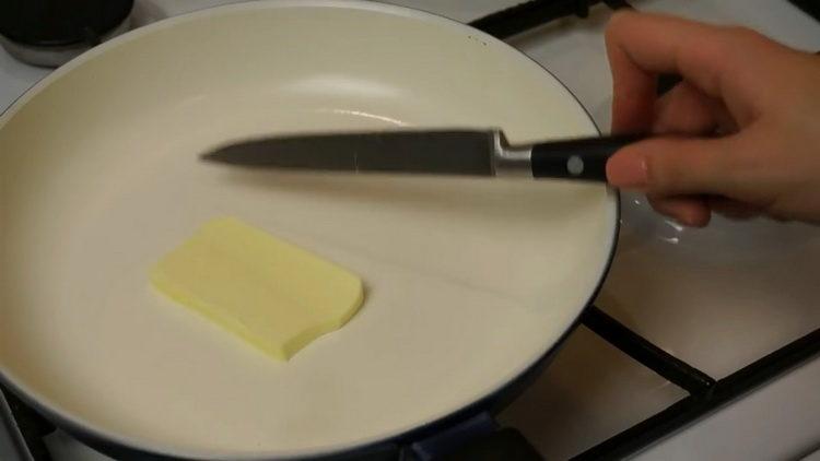 To prepare the strudel, prepare a frying pan