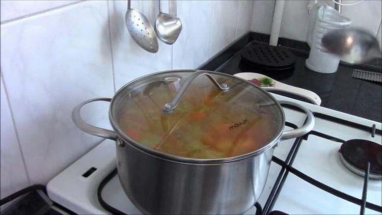 Mélangez les ingrédients pour cuisiner.