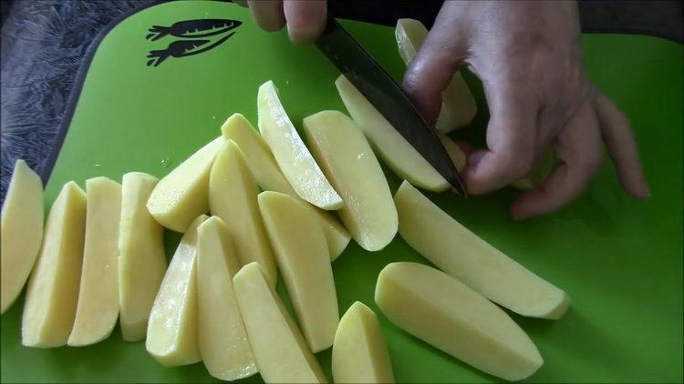 Pour la cuisson, hachez les pommes de terre