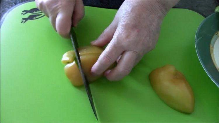 Pour la cuisson, hachez le poivron