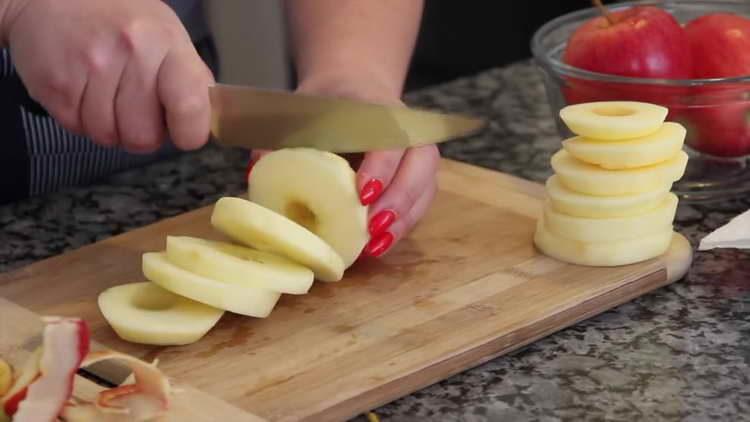 izrezati jabuke na kolutiće