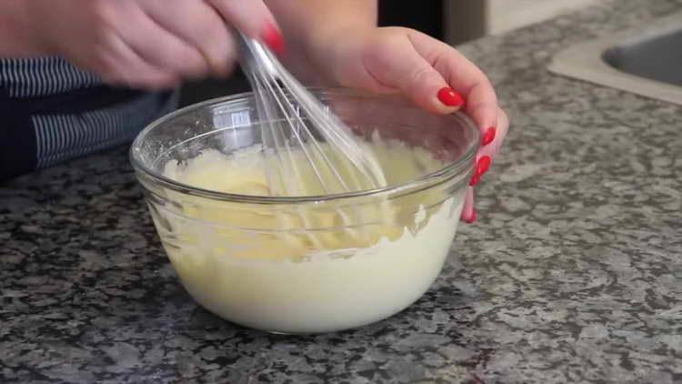 postepeno ulijte brašno u smjesu od jaja