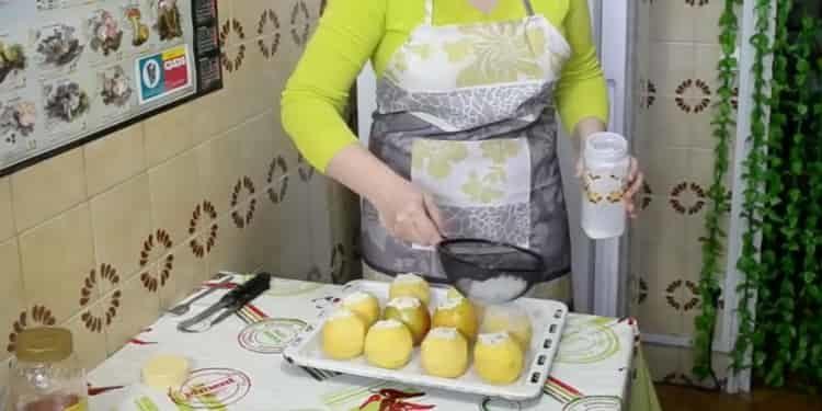 Espolvorea las manzanas con azúcar en polvo para preparar la comida.