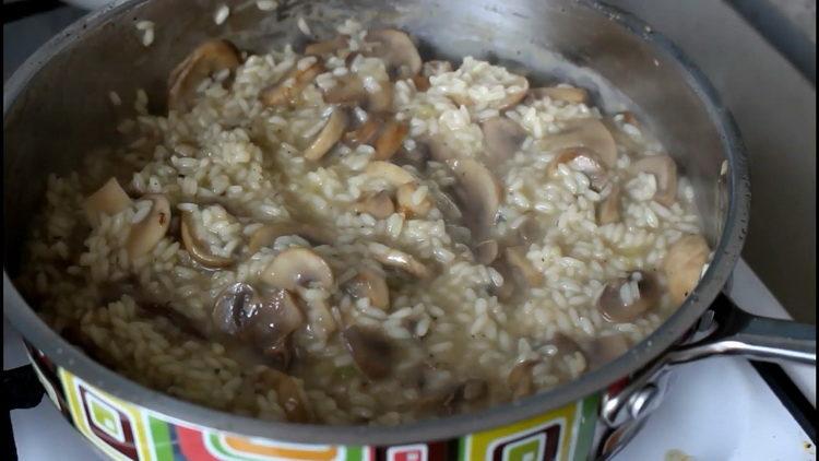 combine mushrooms and rice