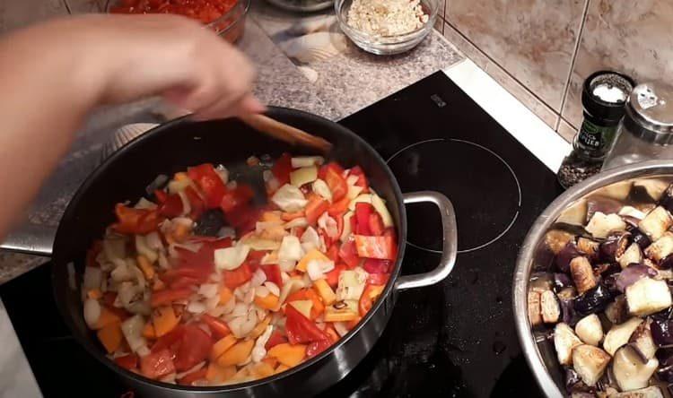 Ensuite, faites frire les oignons, les carottes, ajoutez du poivre.